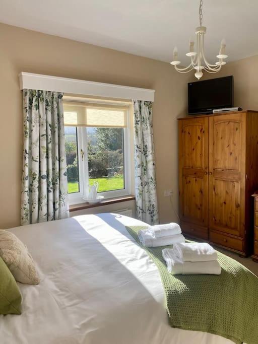 A Spacious Hidden Gem With Hot Tub, Lovely Garden & Views Kington  Exterior photo